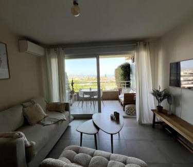 Saint-Laurent-du-Var Apartment | Appartement calme vue mer
