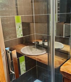 Saint-Martin-Vesubie Apartment | Cozy Appartment Mansardé: Family-Friendly Retreat