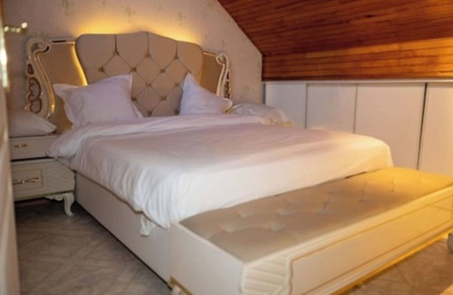 Tremblay-en-France House | Ideal Villa for 12: Perfect Family Getaway Across Two Levels
