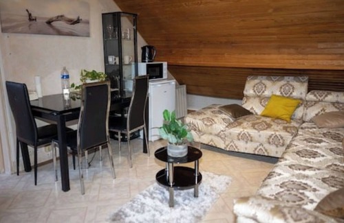 Tremblay-en-France Apartment | Inviting Villa Apartment with Ocean View for 6 Guests