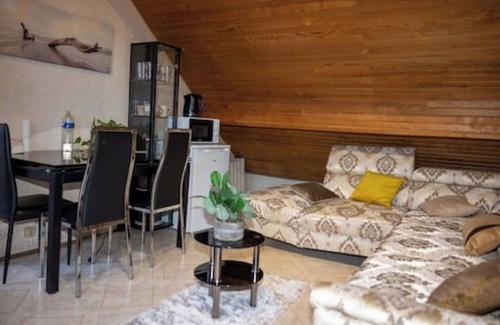 Tremblay-en-France Apartment | Inviting Villa Apartment with Ocean View for 6 Guests