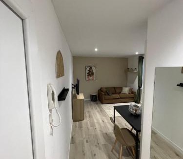 Le Teil Apartment | Cozy T2 Apartment: Pet & Child Friendly with 9/10 Rating!