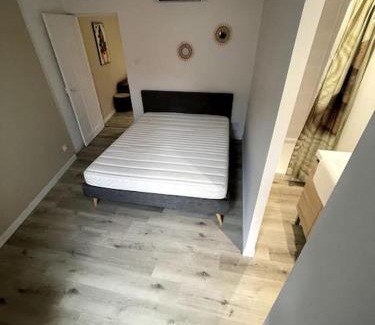 Le Teil Apartment | Cozy T2 Apartment: Pet & Child Friendly with 9/10 Rating!