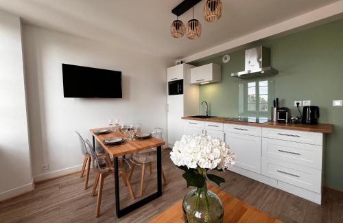 Sainte-Mere-Eglise Apartment | Central Appartement Gordon Smith: Family-Friendly Retreat