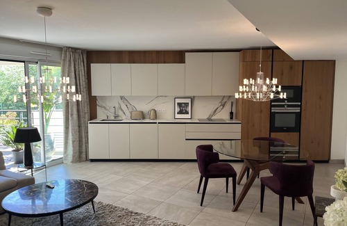 Riou - Petit Juas - Av de Grasse Apartment | Elegant Appartement Haut Standing with Pool Access