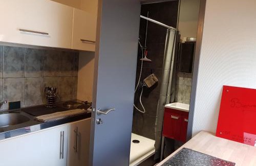 Vire Apartment | Central Vire Apartment Near the Historic Castle District