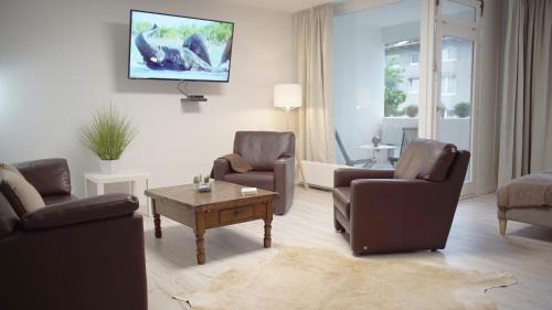 Region Hannover District Apartment | Central Langenhagen Apartment with Netflix & Garage Access