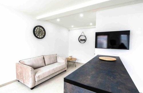 Francheville Le Bas Apartment | Indulgent Appartement with Jacuzzi and Hammam Experience