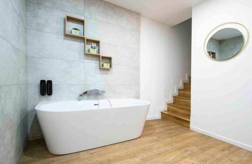 Francheville Le Bas Apartment | Indulgent Appartement with Jacuzzi and Hammam Experience