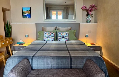Cap d'Ail Apartment | Oceanfront Appartement Jardin Exotique with Pet-Friendly Perks