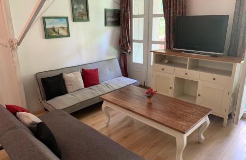 Scoury Apartment | Cozy Appartement L Eiffel with Oceanfront Views & Pool