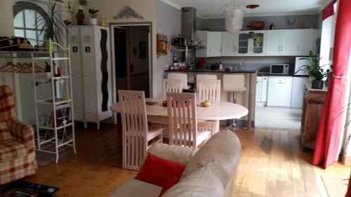 Morlaix Apartment | Oceanfront Retreat: Appartement La Loob with Pet-Friendly Perks