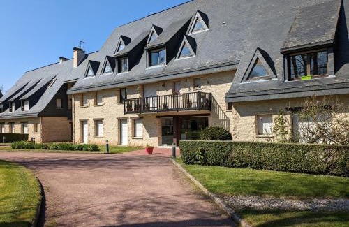 Equemauville Apartment | Tranquil Appartement Le Louis Dort - Family-Friendly Retreat