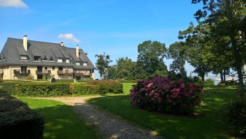Equemauville Apartment | Tranquil Appartement Le Louis Dort - Family-Friendly Retreat
