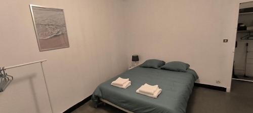 Les Sablettes Apartment | Seaside Retreat: Appartement Les Sablettes for Families