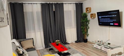 Mons-en-Baroeul Apartment | Modern Lille Apartment with Free WiFi & Parking Options