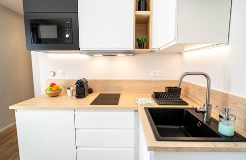 Bussiere - Cadiere Apartment | Convenient Appartement Lumière Near Oullins Metro in Lyon