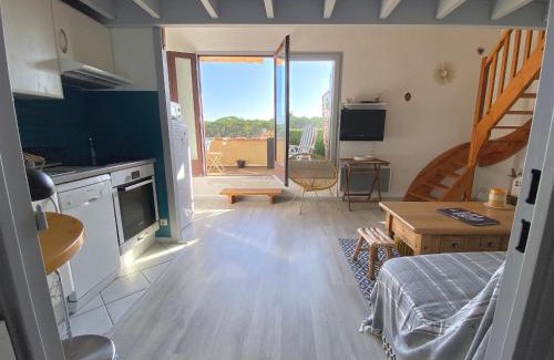 Le Penon Apartment | Bright Apartment Minutes from the Beach with Private Parking