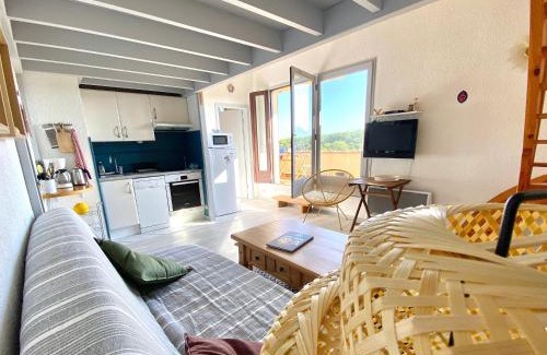 Le Penon Apartment | Bright Apartment Minutes from the Beach with Private Parking