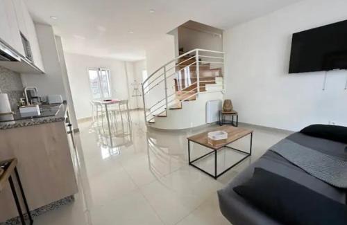 Stains Apartment | Bright Apartment with Private Access – Pet & Child Friendly