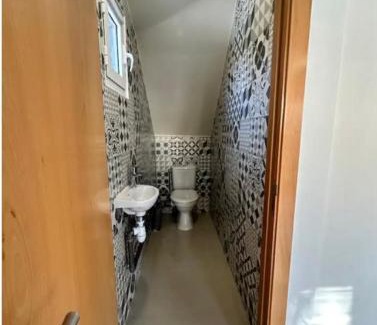 Stains Apartment | Bright Apartment with Private Access – Pet & Child Friendly