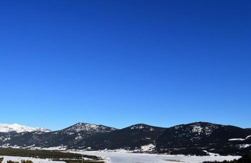 Les Angles Apartment | Lake View Apartment with Free Parking & Great Guest Rating