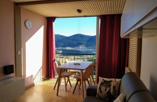 Les Angles Apartment | Lake View Apartment with Free Parking & Great Guest Rating