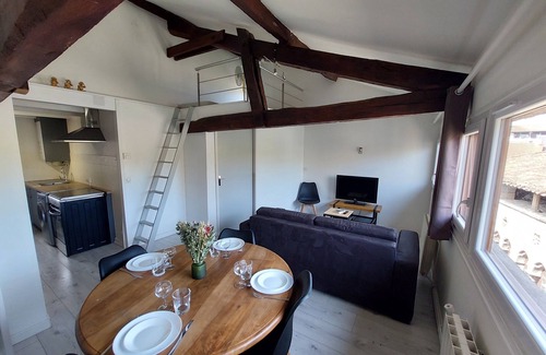 Figeac Apartment | Bright Appartement with Child-Friendly Amenities in Vival