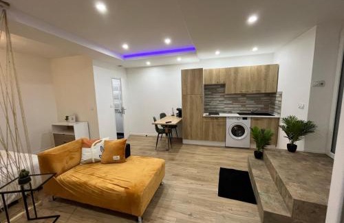 Saint-Roch - Badouillere - Chavanelle Apartment | Elegant Appartement Luxe Jaune: Family-Friendly Getaway