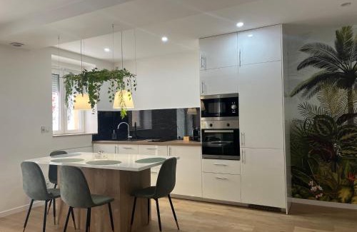 Saint-Roch - Badouillere - Chavanelle Apartment | Elegant Appartement Luxe Jaune: Family-Friendly Getaway