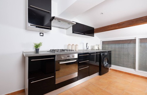 Hydra Apartment | Elegant 4-Star Apartment in Hydra with Breakfast Included