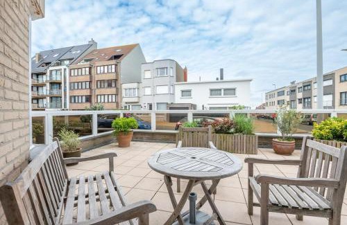 Raversijde Apartment | Seaside Apartment with Large Terrace, Family-Friendly Stay