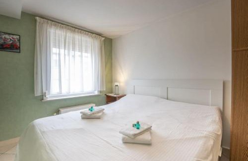 Raversijde Apartment | Seaside Apartment with Large Terrace, Family-Friendly Stay