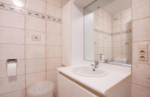 Raversijde Apartment | Seaside Apartment with Large Terrace, Family-Friendly Stay