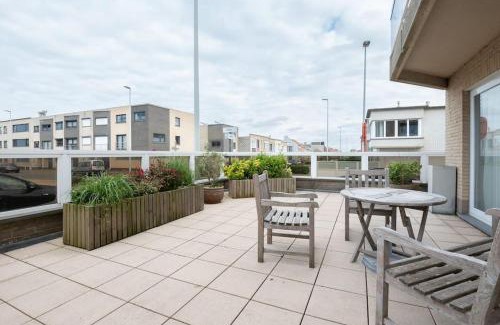 Raversijde Apartment | Seaside Apartment with Large Terrace, Family-Friendly Stay