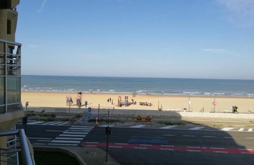 Raversijde Apartment | Oceanfront De Strandwandeling: 4-Star Family Retreat