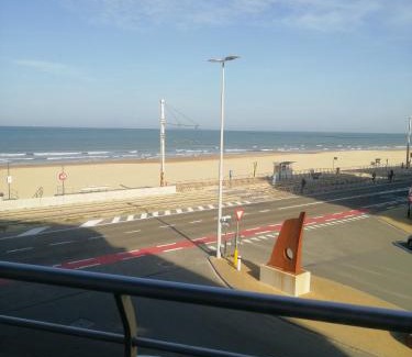 Raversijde Apartment | Oceanfront De Strandwandeling: 4-Star Family Retreat