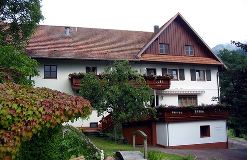 Busterbach Apartment | Ideal Family Retreat with Four-Bedroom Comfort & TV