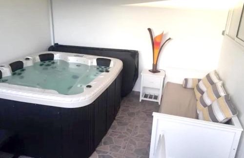 Trois-Bassins Apartment | Modern Apartment in Les Trois Bassins with Relaxing Jacuzzi