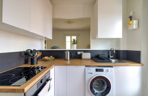 Versailles Apartment | Cozy Appartement Mosta - Welkeys with Spa & Pet-Friendly Stay