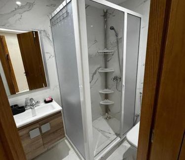 Luxus Apartment | Modern 2-Bedroom Apartment with Wi-Fi and Parking in Tangier