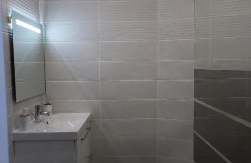 Aramits Apartment | Modern Air-Conditioned Apartment - Rated 9.3 by Guests