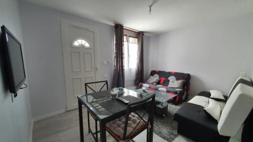 Villargondran Apartment | Modern Apartment in a Family-Friendly Setting