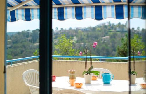 Chateauneuf-Grasse Apartment | Relax at Appartement Numéro 2 with Inviting Pool Access