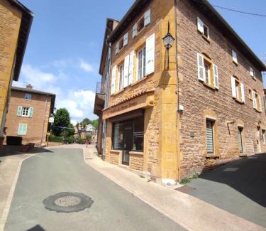 Theize Bed & Breakfast | Comfortable Appartement Oingt with Breakfast & Family-Friendly Amenities