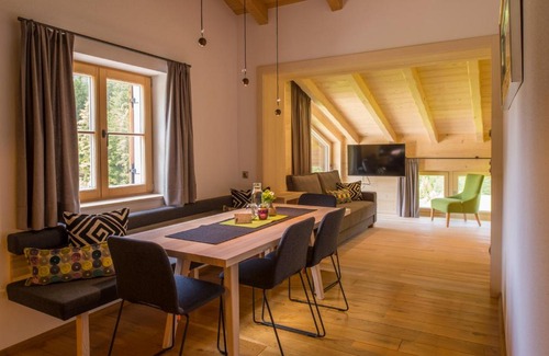 Lech am Arlberg Apartment | Historic Appartement Omeshorn anno 1593 with Spa & Breakfast