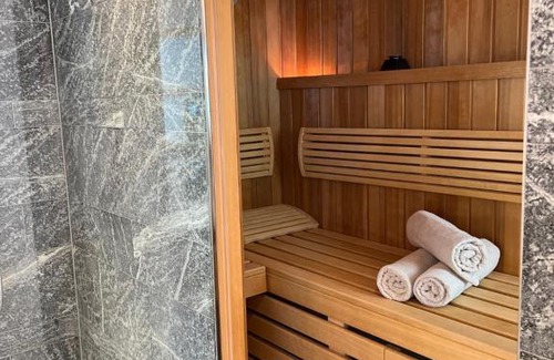 Lech am Arlberg Apartment | Historic Appartement Omeshorn anno 1593 with Spa & Breakfast