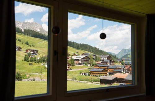 Lech am Arlberg Apartment | Historic Appartement Omeshorn anno 1593 with Spa & Breakfast