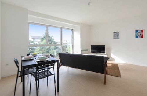 Montrouge Apartment | Tranquil Apartment in Montrouge with Spa and Pet-Friendly Access