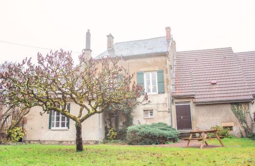 Lucenay-l'Eveque Apartment | Cozy Appartement Passe Partout: Family-Friendly Retreat
